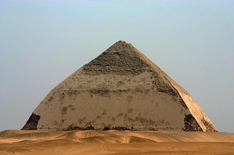 Рис.2. Ломаная пирамида Снофру (вид с севера).
